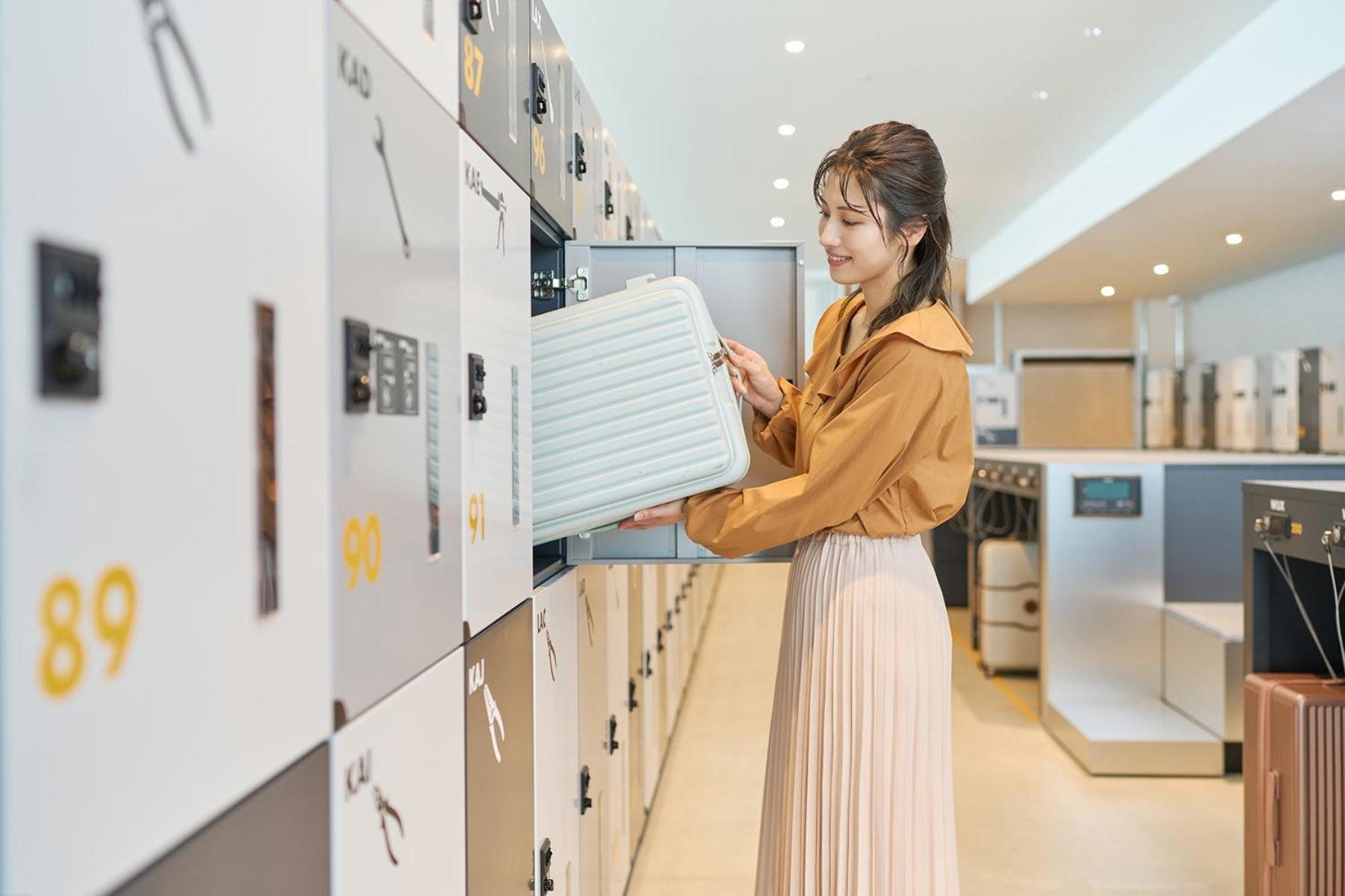 Omo Kansai Airport By Hoshino Resorts Izumisano Dış mekan fotoğraf A woman using a locker